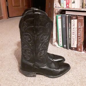 Black ARIAT boots